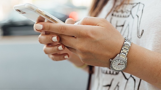 Kvinde med smartphone