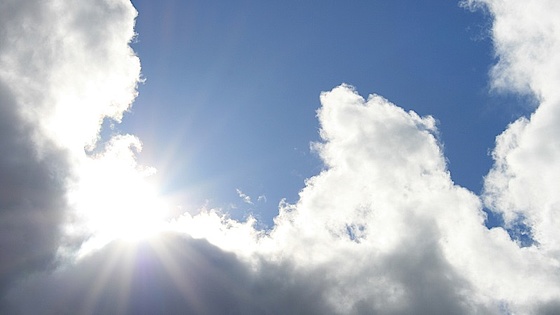 Solskin gennem sky Solskin gennem sky