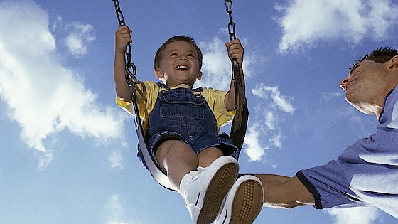 Barn på gynge Barn på gynge