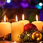 Adventskrans med 4 tændte lys
