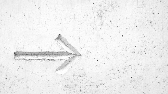 Pil, der peger til højre