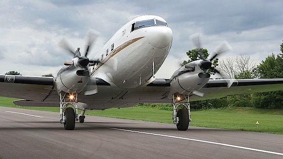 I troen kan vi have tillid til Gud Lille propelfly med snurrende propeller