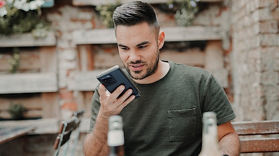 Mand med smartphone