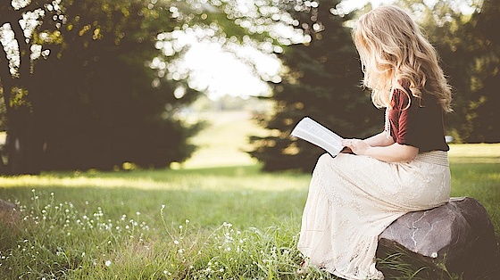 Blond kvinde læser Blond kvinde læser