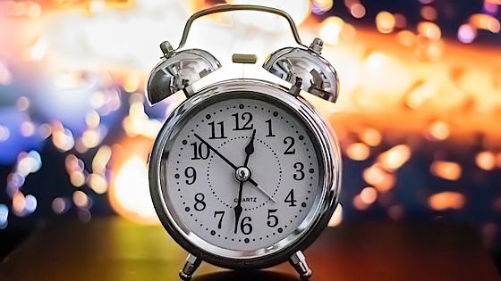 Hvert år opdateres det såkaldte ”Dommedagsur” Gammeldags vækkeur med lyseksplosion i baggrunden