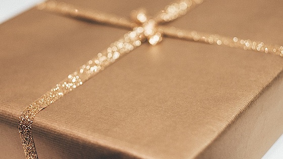 Gud ønsker sig ingen gaver Gave i guldfarvet indpakning