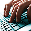 Skriver på computer Skriver på computer