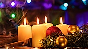 Adventskrans med 4 tændte lys