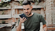 Mand med smartphone